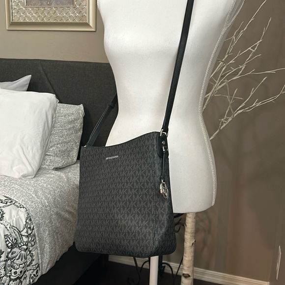 Michael Kors Jet Set Large Messenger Crossbody - Picture 1 of 11